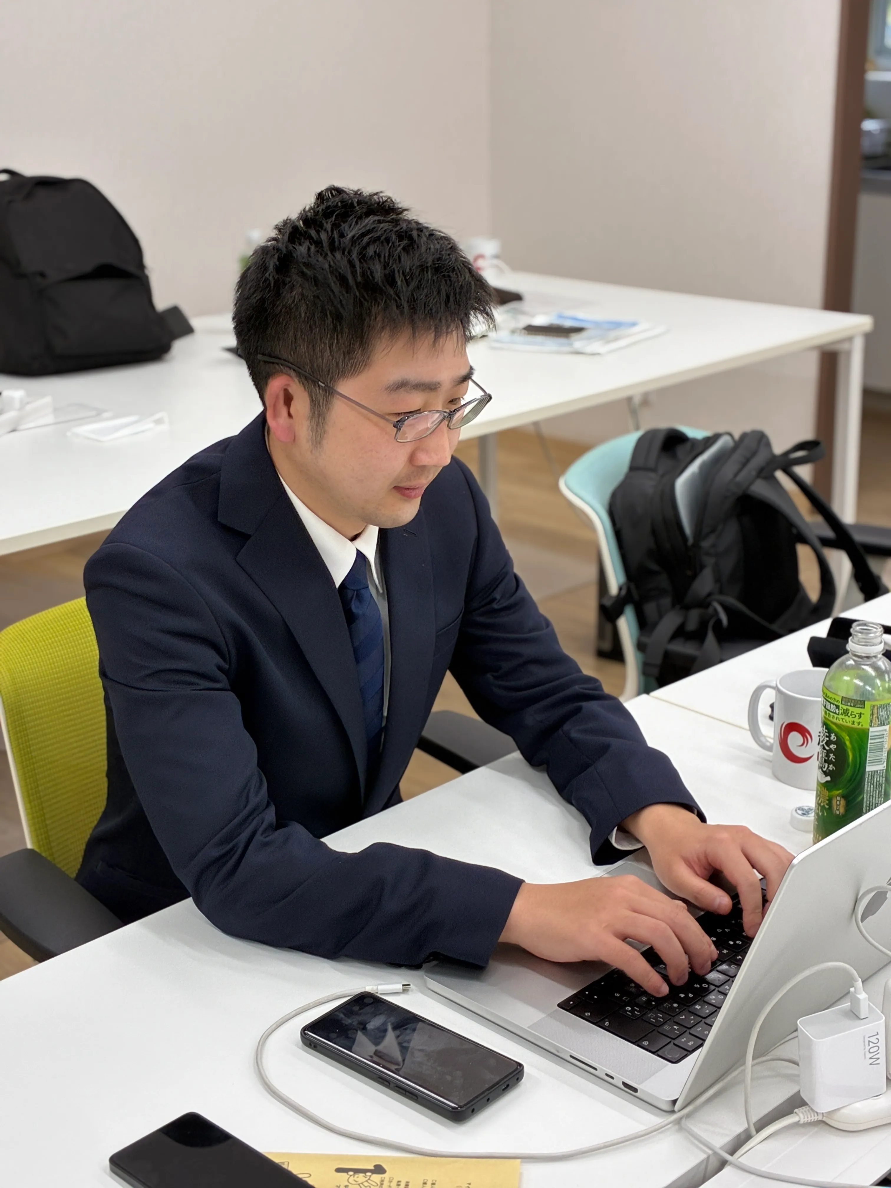 ノートパソコンで作業する田口怜央