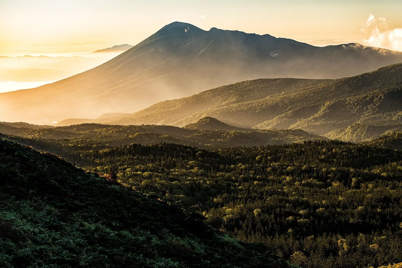八幡平の山並みと里の風景
