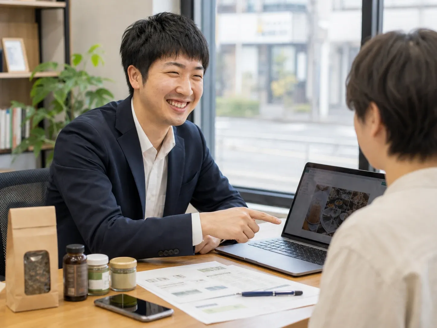事業者とDX相談を行う田口怜央