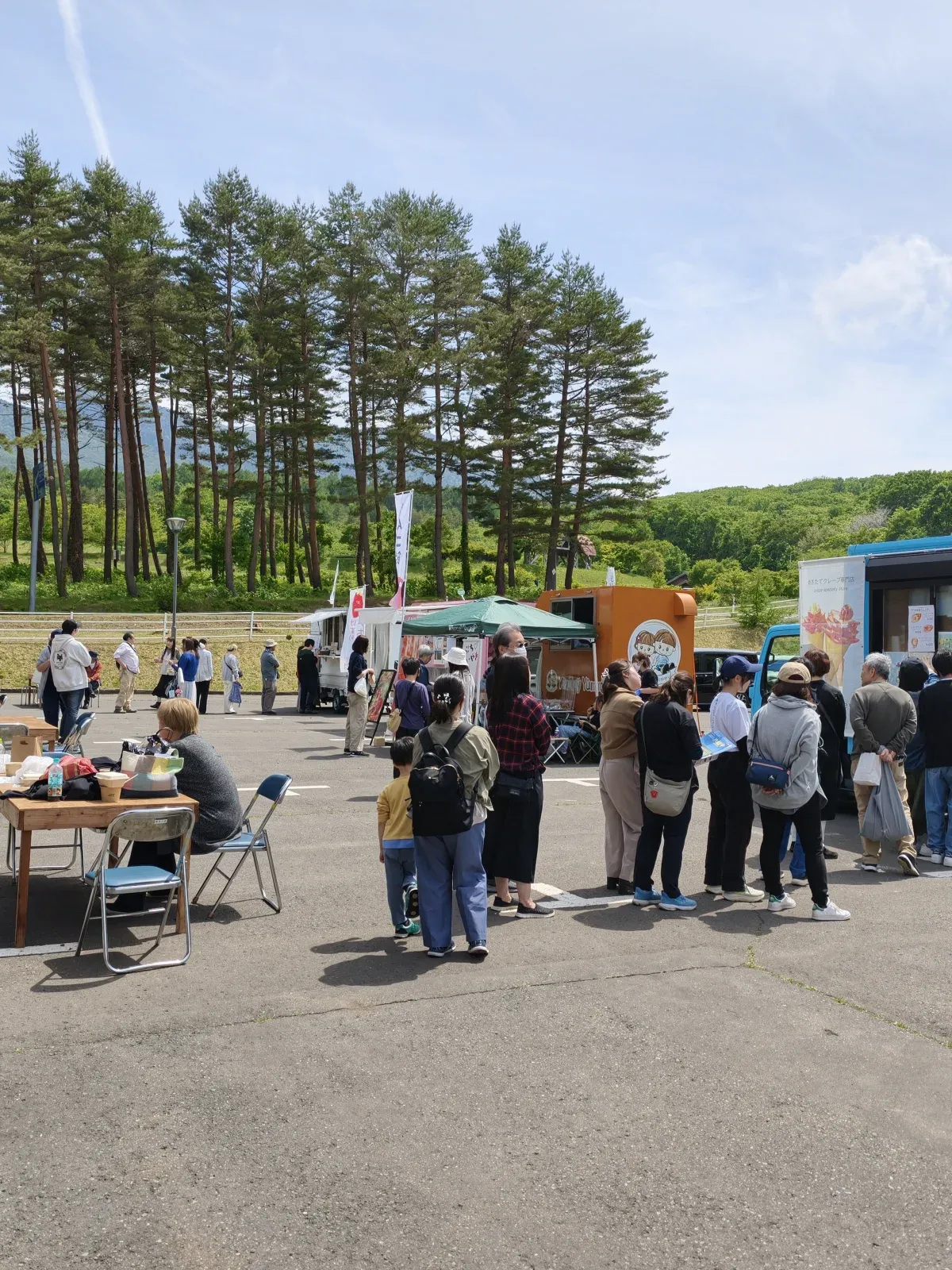 地域イベントの出店と来場者の様子